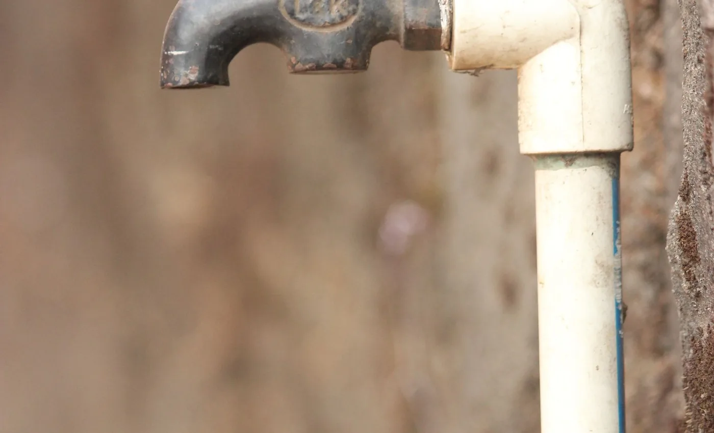 Kraan als symbool voor een verstoorde watervoorziening