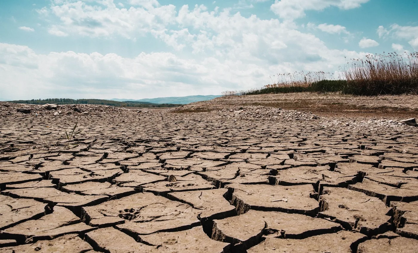 Droge gebarsten aarde tijdens langdurige droogte