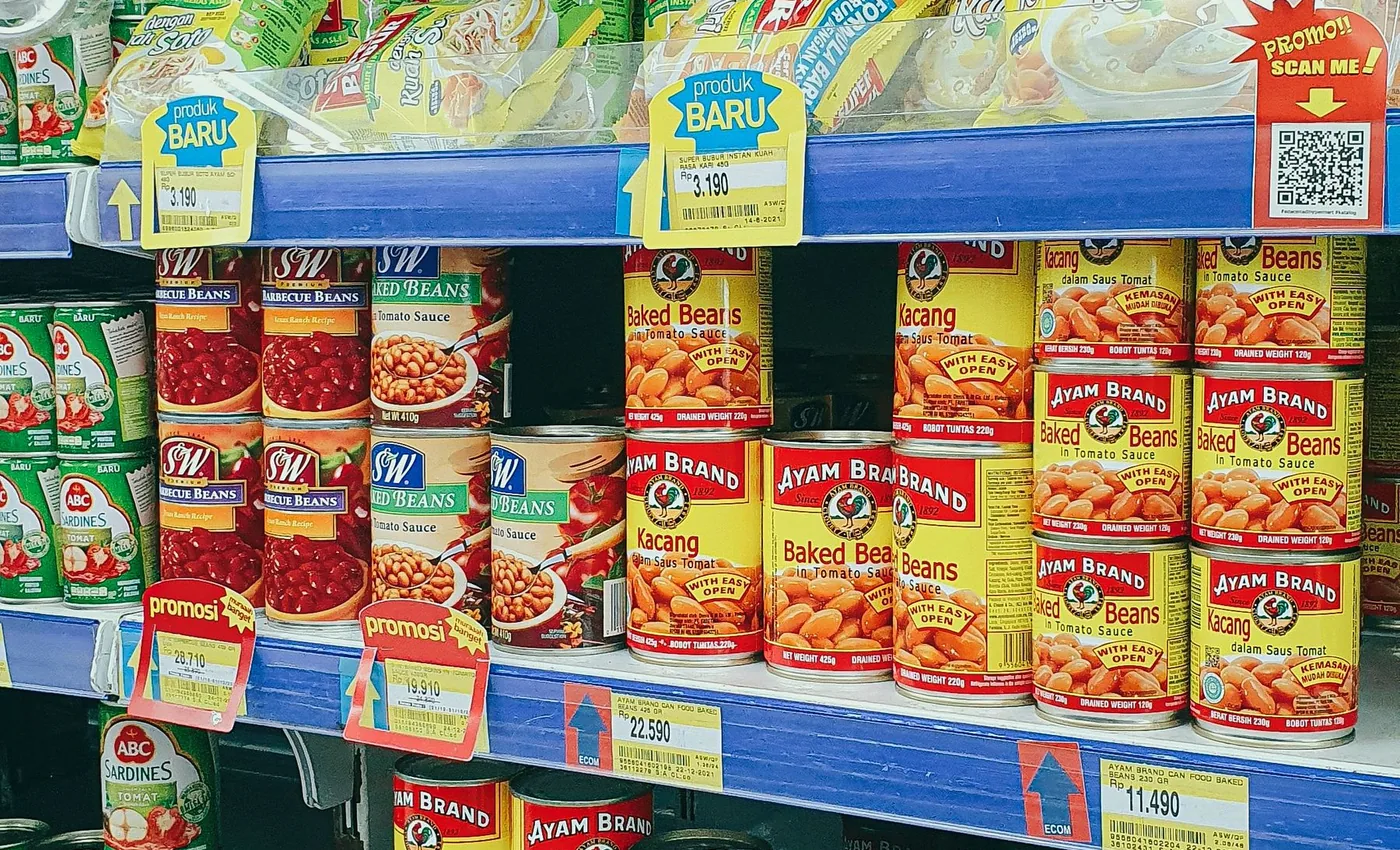 Voorraad houdbare levensmiddelen op winkelschappen