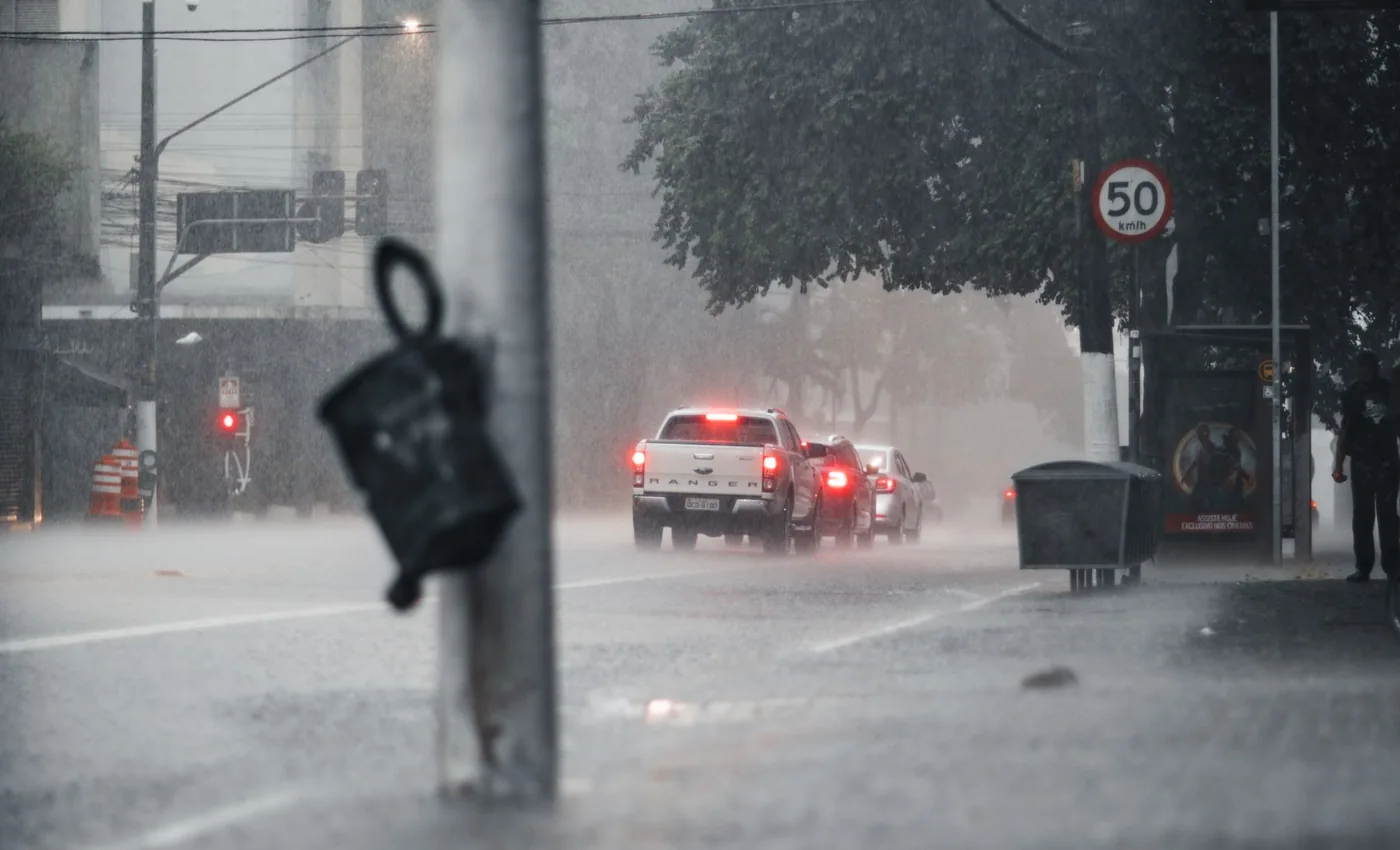 Stadsstraat tijdens zware regen en storm