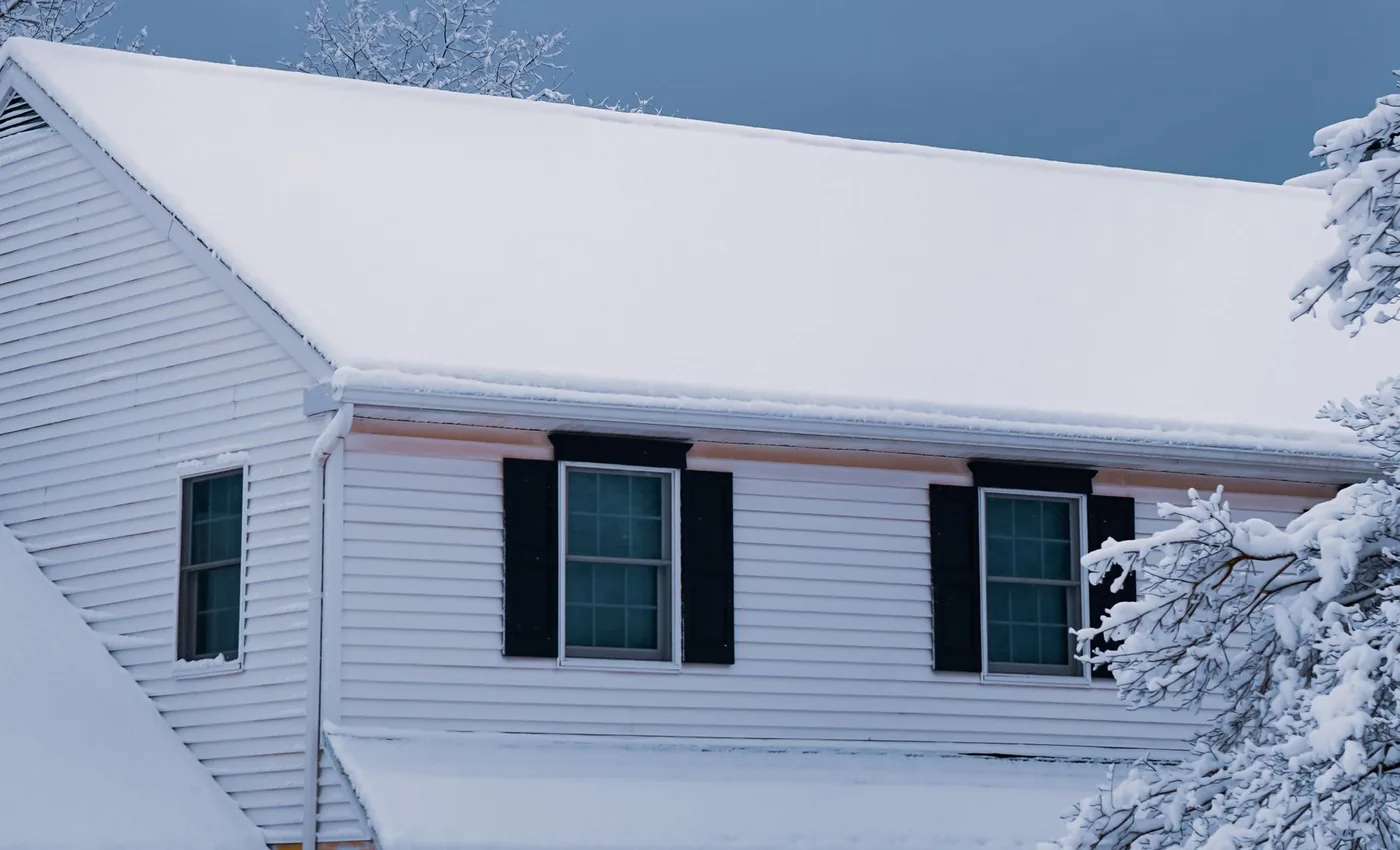Woning in winterse omstandigheden met veel sneeuw